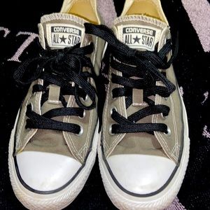 Grey low top Converse All Stars LIKE NEW *Super Clean* Women’s size 7